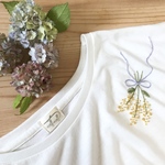 ミモザ手刺繍のドルマン半袖Tシャツ 綿　春夏　レディース　ナチュラル　　女性　ゆるいシルエット コットン　花の手刺繍　ギフトにもぴったり♪