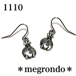 1110. ドル＄袋、マネーバッグのピアス、銀古美シルバー