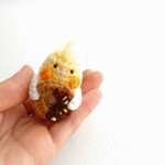 【受注制作】ドーナツどうぞ。オカメインコちゃんのブローチ