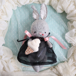 ソフトクリームとうさぎのぬいぐるみ