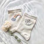 手縫い刺繍＊〜紫陽花＊〜左右柄違い靴下(ビーズ付き)