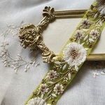 インド刺繍リボン　花　インド刺繍　スパンコール　刺繍リボン　リボン　りぼん　※普通郵便はお届けに1週間近くかかります。お急ぎの方は必ずクロネコヤマトをお選びください