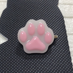 にくきゅうのブローチ