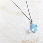 紫陽花の押花ネックレス 「あの日の紫陽花、水滴の石」