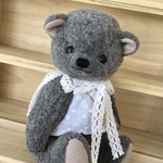 SALEハンドメイド　フラワーリースネックレスをしたテディベア風グレー色の大きめクマ🧸さんぬいぐるみ　F115