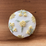 刺繍くるみボタン（ヘアゴム/ブローチ）