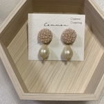 薄紅色のつぶつぶとコットンパールの2wayピアス