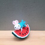 すいかつかまりうさぎ　置物　ちりめん細工　　インテリア　スイカ　西瓜　夏　兎　卯年　ワンピース　リボン
