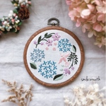 【紫陽花の刺繍フレーム　白】お誕生日プレゼントや大切な方への贈り物に。おうち時間を優しく彩る刺繍インテリア。