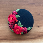 刺繍くるみボタン（ヘアゴム/ブローチ）