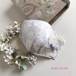 💓ワイド幅　オフホワイト×ブルーグラデーション＊ローズ&リボン柄コットンプリントと接触冷感ガーゼで作った立体マスク　リボン&フラワー柄キナリチュール刺繍レース&みずいろリボン　ポケットタイプ