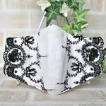 【半額値下げ】✨ビジューが美しい✨ブラックの糸でゴシック調のモチーフを刺繍してある素敵なチュールレースのマスク