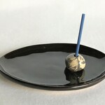 黒い丸皿のお香立て（マーブル）