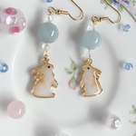 揺れるうさぎ(オレンジ)と天然石のピアス/イヤリング(アクアマリン)