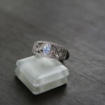 ロイヤルブルームーンストーン（ペリステライト）　CZレリーフフレームリング　SILVER925