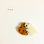 ぎゅーっとするシロクマさんのブローチ