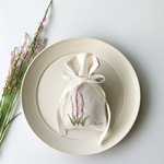 リネンのサシェ　ネジ花(捩花)の手刺繍