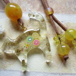 ◇3290 🍋レモンクォ―ツの猫　オルゴナイトのロングペンダント・中サイズ🐈🍸 ※約84㎝・長さ調節可能【金属アレルギー対応デザイン】