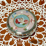 三人の天使と薔薇のピルケース(円形)