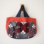 【SALE】北欧風　チョウチョ柄　　う早この布　横長ぷっくりBAG　マチ　前ポケット  赤系♪　綿麻ダンガリー調　赤×ブルー