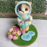 ★レインコートで魚釣り ねこ★三毛猫 羊毛フェルト てのひらサイズ　ちび猫 あじさい 紫陽花 梅雨