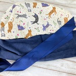 いたずら猫ちゃんたち柄とネイビーブル生地の帽子／瑠璃色リボン／医療用帽子