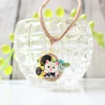 【花かごシリーズ】3D白猫ちゃんとヒマワリの花かごネックレス。つまみ細工