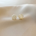 『小さな薔薇』シェルのホワイトローズピアス（10mm）18KGP silver925   -shell