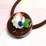 シルバーラメ入りいちごフラワーケーキのヘアゴム