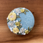 刺繍くるみボタン（ヘアゴム/ブローチ）