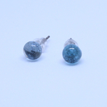 ペールブルーの一粒ガラスピアス（6mm）