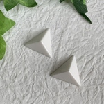 ヴィンテージ   ピラミッド型アクリルカボション 2個セット　ホワイト