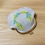 ミモザ刺繍のがま口ポーチ