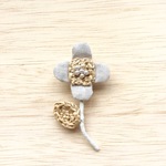 手編みお花ブローチ  リネンの花びら