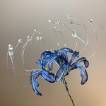 【特集掲載】幻想的な青い彼岸花  誰かさんの探し物をこの手に。 ブルーリコリス ワイヤーアートとオーガンジー クラフトフラワー 透明感 曼珠沙華