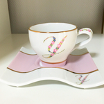 花文字イニシャルのカップ&ソーサー