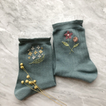 手縫い刺繍＊〜雨粒光る＊〜左右柄違い靴下(ビーズ付き)