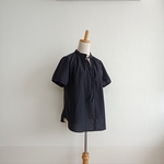 【scotto5様ご予約品】播州染コットンリネンシャンブレー　フリルネックブラウス　