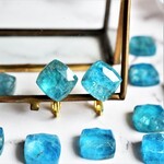 夏の新作 【限定数のみ】南の島の海を切り取った　アパタイトクリスタル　カボション　金属アレルギー対応サージカルイヤリング 