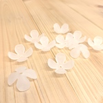 アクリルビーズ　花びら４枚のお花　白　１０個