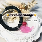 紫外線で色が変わる☀️ピンクにゃんこのヘアゴム(腕に着けても🫶🏻✨) 送料無料 じゃれ猫 レジン
