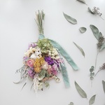 ヘリクリサムとスターチスのカラフルスワッグ 