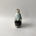 ④水色ベストの猫　見つめる（グレー）