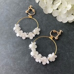 白い紫陽花アナベル　揺れるサークルイヤリング/ピアス