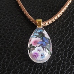 花に群れるモルフォ蝶のネックレス