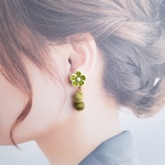 つまみ細工　抹茶色のお花と巻き玉イヤリング/ピアス