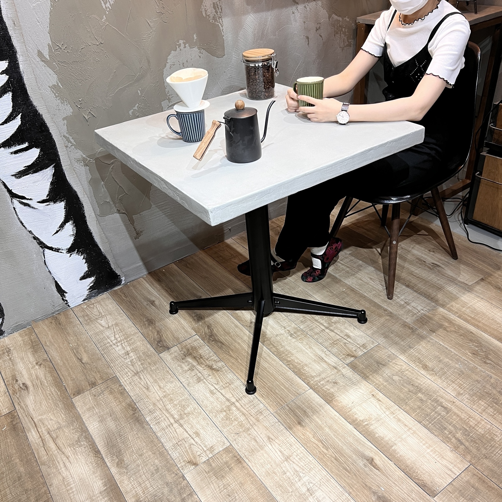 薄塗りモルタル｜カフェテーブル｜サイドテーブル｜店舗什器｜店舗｜飲食店 薄塗りモルタル｜丸｜円形｜カフェテーブル｜サイドテーブル