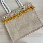 カバン　バッグ　エコバッグ　トートバッグ　カゴバッグ　ジュートバッグ　手提げ　インド刺繍　インド刺繍リボン　フリル　フリルリボン　可愛い　春　夏　プレゼント　誕生日　友達　