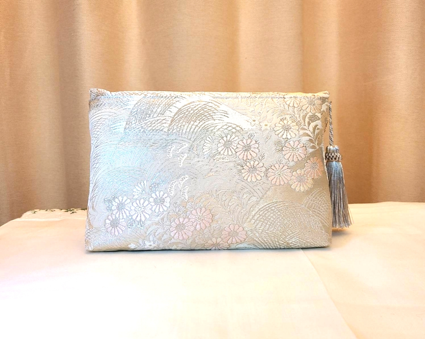 シルバー花柄様シルク着物帯の2waysクラッチバッグ - MIYUKI