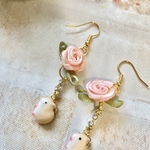 バラとハムスターピアス❁⃘*.ﾟハンドメイド